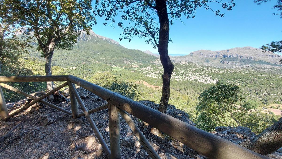 Mirador de Son Amer mit Blick auf das Kloster Lluc und die Bergwelt. Mirador de Son Amer mit Blick auf das Kloster Lluc und die Bergwelt.