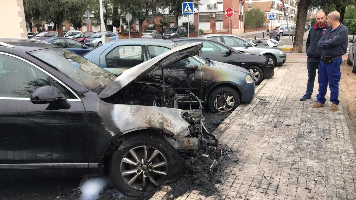 Arden 5 coches en La Fuensanta de madrugada