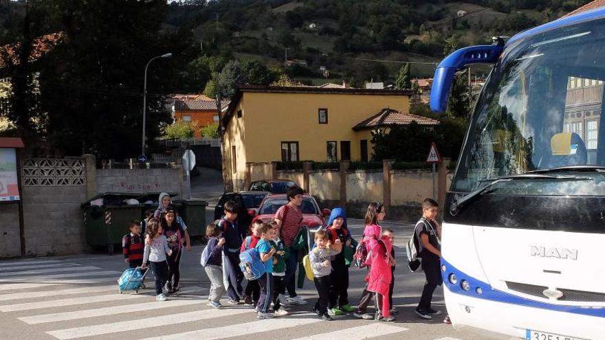 Escolares subiendo a un autobús. // Silveira