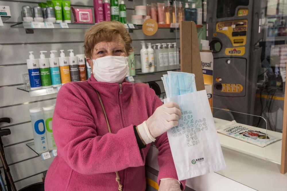 Reparto de mascarillas en las farmacias a mayores y población de riesgo