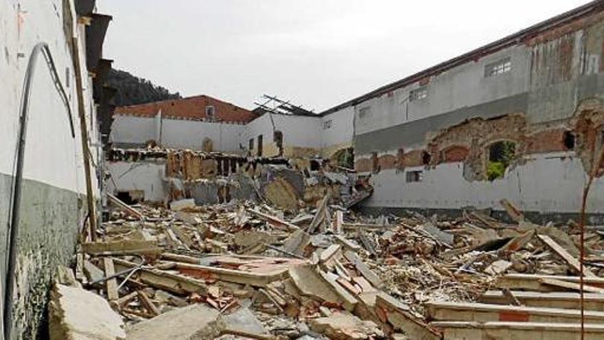 Interior de l&#039;antiga fàbrica tèxtil, en un estat completament ruïnós