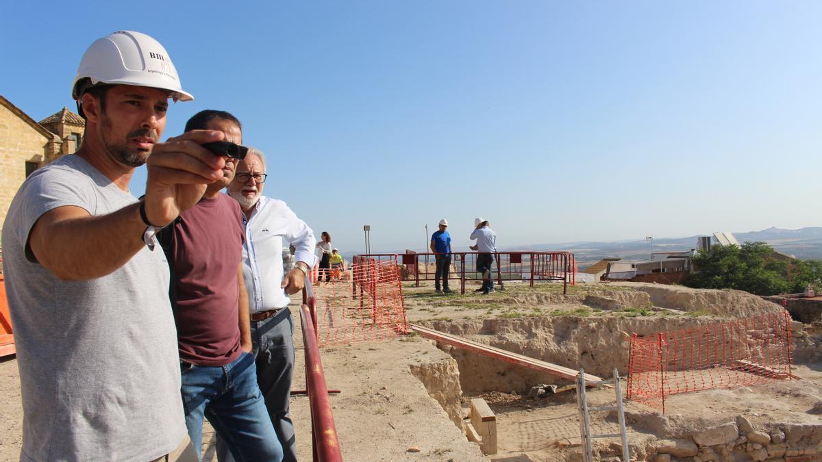 Un grupo de personas conocen las excavaciones arqueológicas que se están llevando a cabo en el castillo.