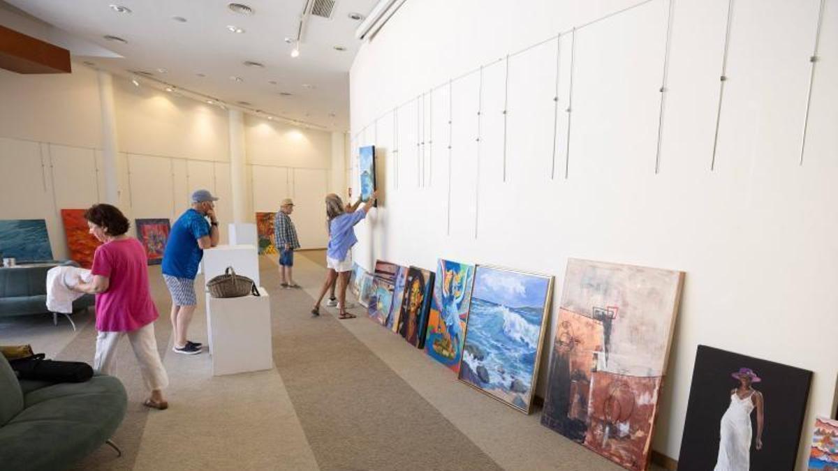 Artistas de AMAE preparando sus obras en el Club Diario de Ibiza.