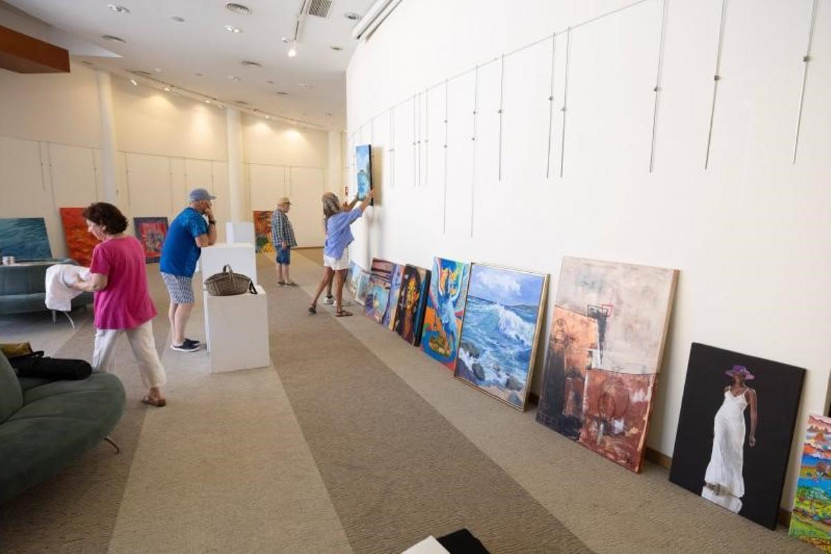 Artistas de AMAE preparando sus obras en el Club Diario de Ibiza.