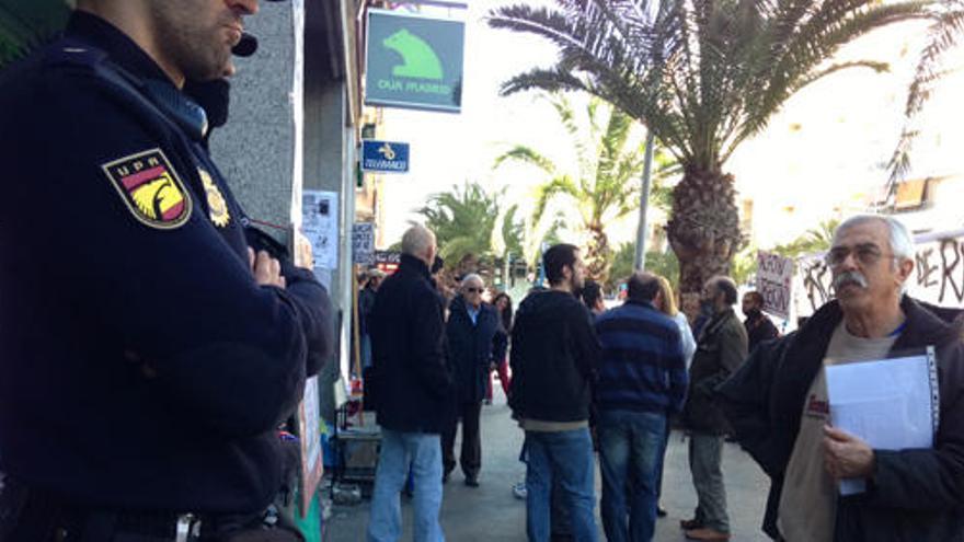 Miembros de las fuerzas de segurida y de Stop Desahucios frente a la oficina de Caja Madrid en la avenida de la Estación