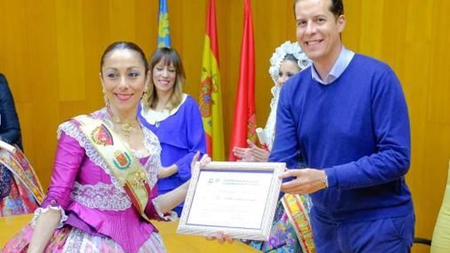 La presidenta de las Fallas, Isabel Villena, y el alcalde Rubén Alfaro.