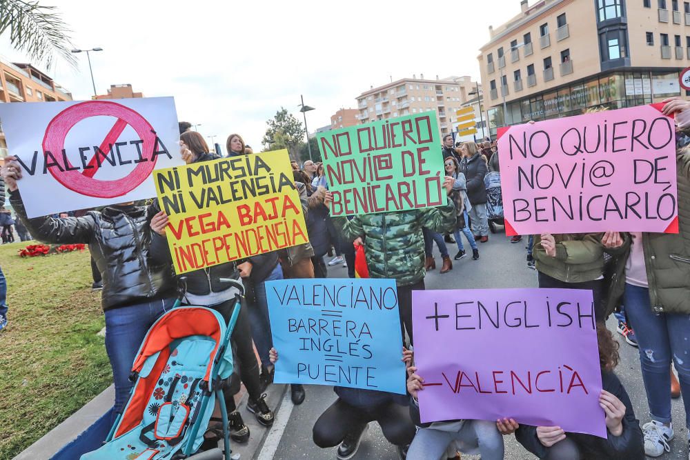 Veinte mil personas reclamaron ayer en las calles de Orihuela la derogación de la ley de Plurilingüismo