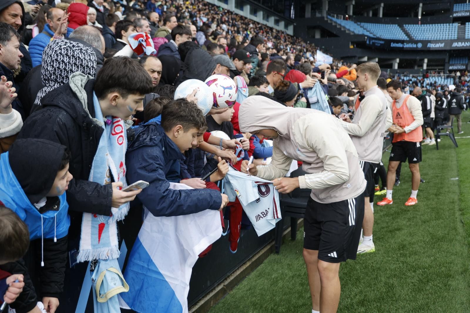 Cientos de aficionados disfrutan del entrenamiento del Celta en Balaídos