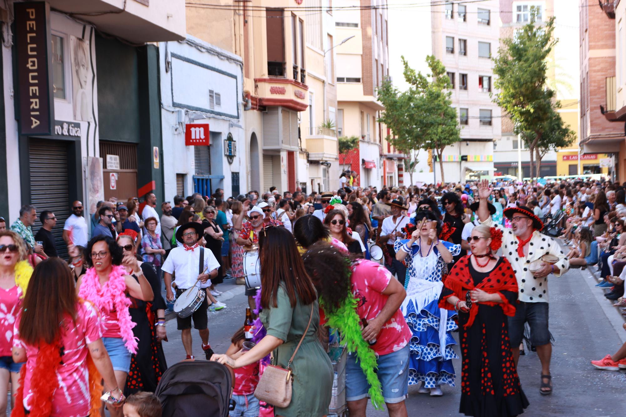 Así ha sido el último desfile y la prueba del toro por las fiestas de Sant Pere en el Grau