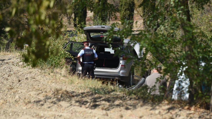 Un mosso, a la zona on han aparegut els dos cossos