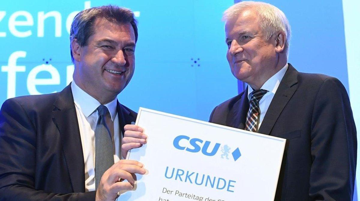 Markus Söder (izquierda) y Horst Seehofer, su antecesor en la presidencia de la Unión Social Cristiana (CSU), durante el congreso del partido, celebrado el 19 de enero del 2019 en Múnich.