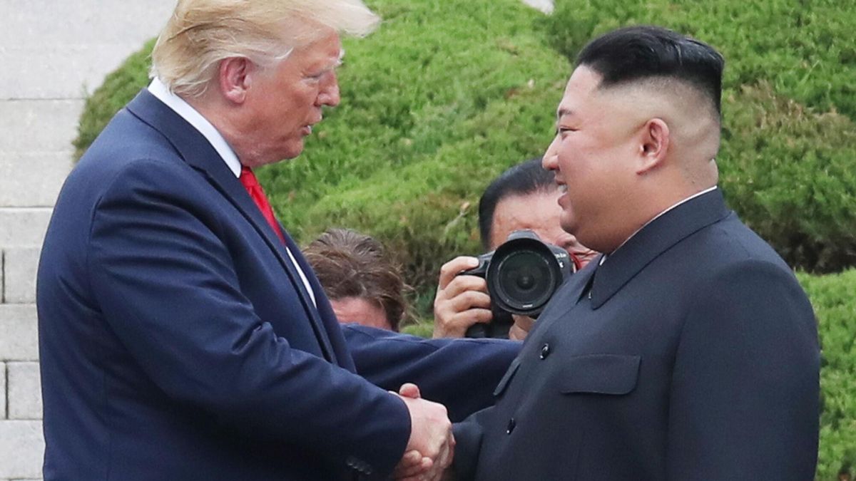 El presidente de EEUU, Donald Trump, y el líder norcoreano, Kim Jong-un, en la Zona Desmilitarizada, que separa las dos Coreas