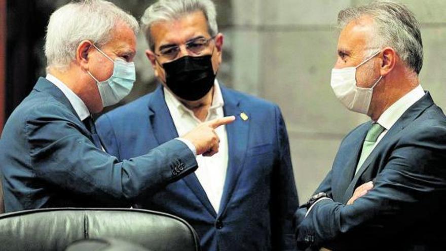 De izquierda a derecha Sebastián Franquis, Román Rodríguez y Ángel Víctor Torres, ayer en el Consejo de Gobierno. | | M. BARRETO