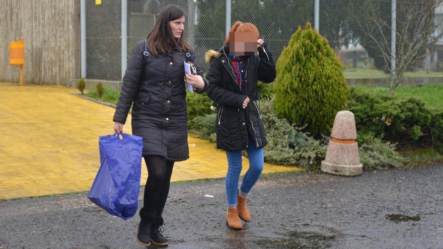 La mujer del &#039;Chicle&#039; y su hija tras visitar a su esposo en la cárcel de A Lama // Gustavo Santos