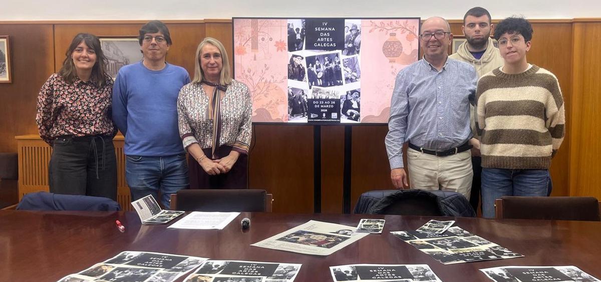 Amalia Goldar xunto a Iván Novo, Javer Comesaña, Aroa Martínez e os alumnos Ainoa Matalobos e Luis Diz. |
