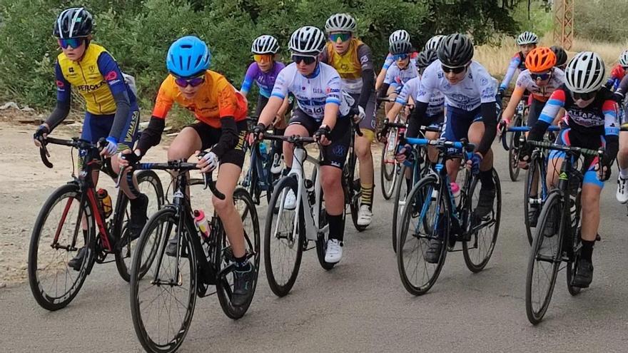 Corredores en el VII Trofeo de Aiacor para escuelas ciclistas.