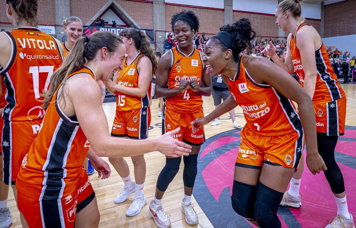 Alicia Flórez y Mavunga, bailando durante la celebración del título