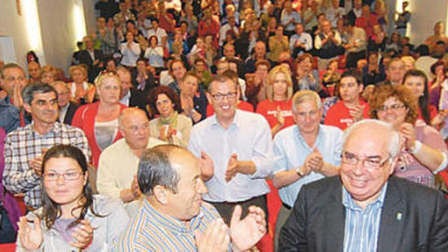 Areces, segundo por la derecha, recibe el aplauso del público reunido en el mitin celebrado ayer en Pola de Laviana.