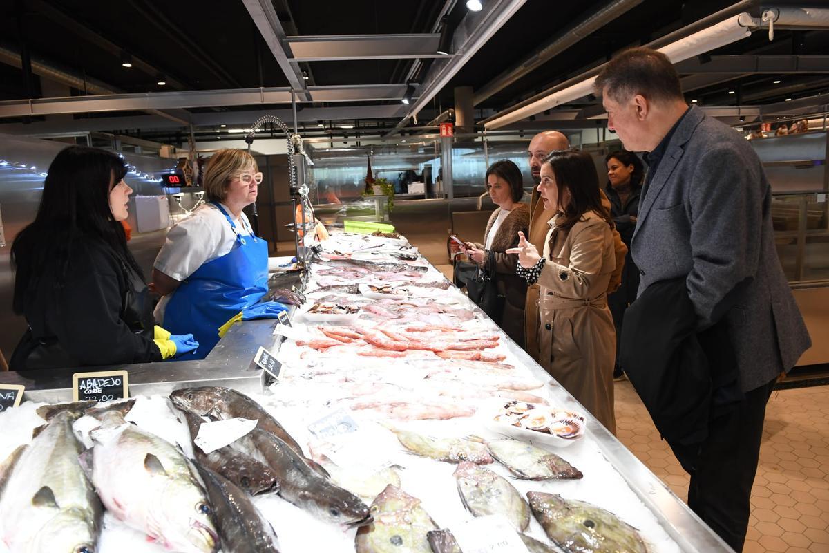 Inés Rey, junto a concejales, visita el mercado en su reapertura