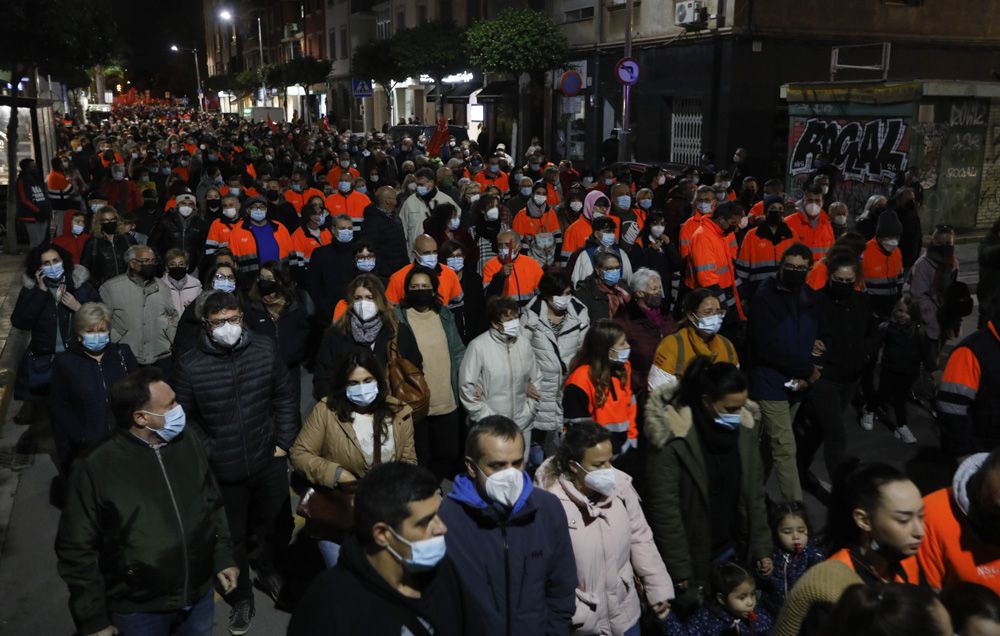 Los trabajadores de Pilkington se manifiestan, acompañados por miles de vecinos en el Port de Sagunt.