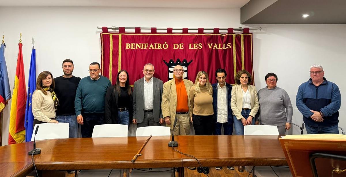 El alcalde, cuarto por la izquierda, con el resto de los ediles de la corporación.