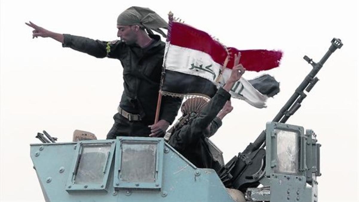 Miembros de la fuerza antiterrorista iraquí tras arrebatar un control al EI.