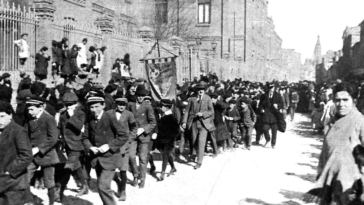 En la plaza de la Libertad los niños de las escuelas nacionales salen de la Casa Consistorial tras entonar el himno al Árbol en dirección al soto de Almozara para celebrar allí la Fiesta del Árbol en 1916