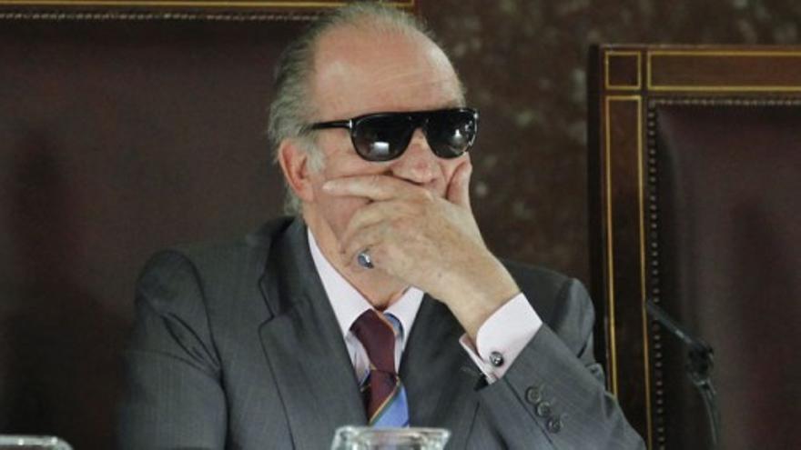 El Rey acude a los Premios Fondena con unas llamativas gafas de sol