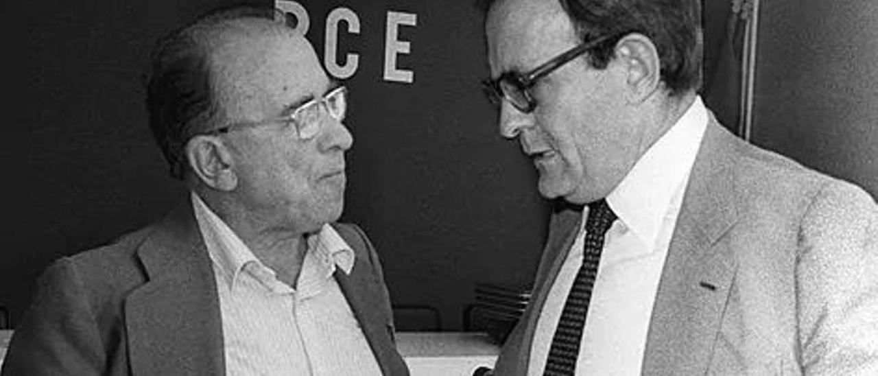 Santiago Carrillo y Ramón Tamames charlan durante la reunión del Comité Ejecutivo del PCE, en septiembre de 1980.