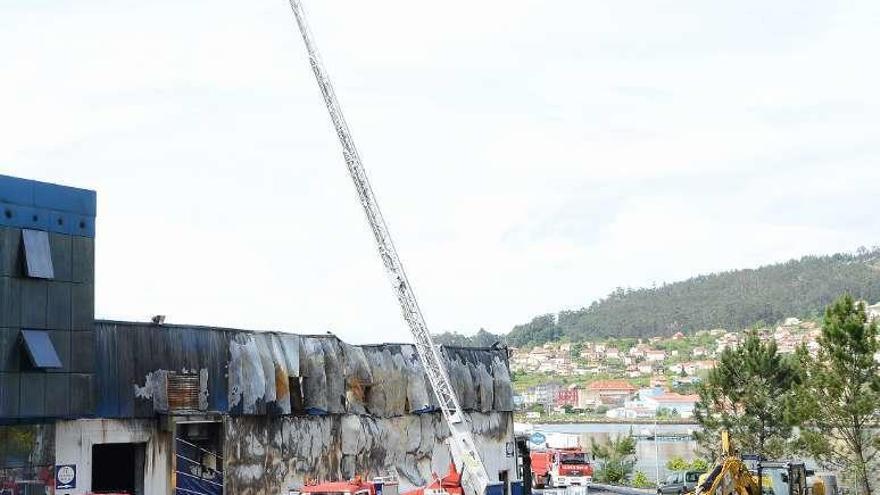 Los bomberos controlan los puntos calientes |  Los bomberos controlaban ayer los últimos puntos calientes. No aprecian riesgo de que se reaviven. Permanecieron también alerta mientras los especialistas en residuos peligrosos valoraban las opciones para el trasvase del amoníaco.