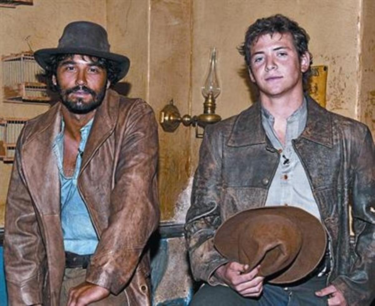 Álex García (izquierda) y Junio Valverde, en el rodaje de 'Tierra de lobos'.