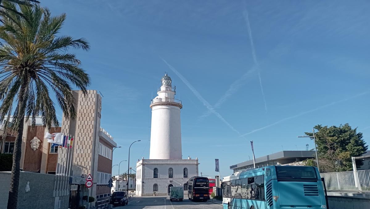 La Farola, esta semana, sin los añadidos de 2002, las antenas GPS.