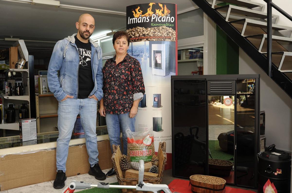 Adrián Picaño junto a su madre, Mari Lorenzo.