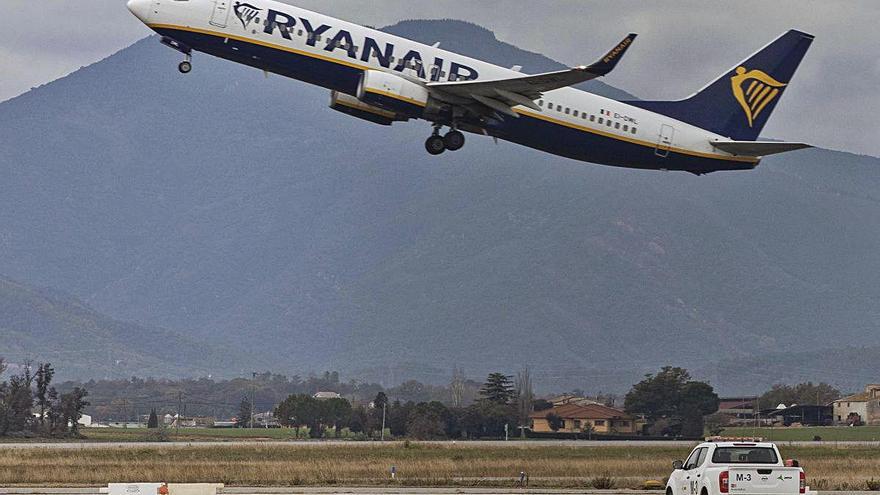 Un avió de Ryanair s&#039;enlaira a l&#039;aeroport de Girona.