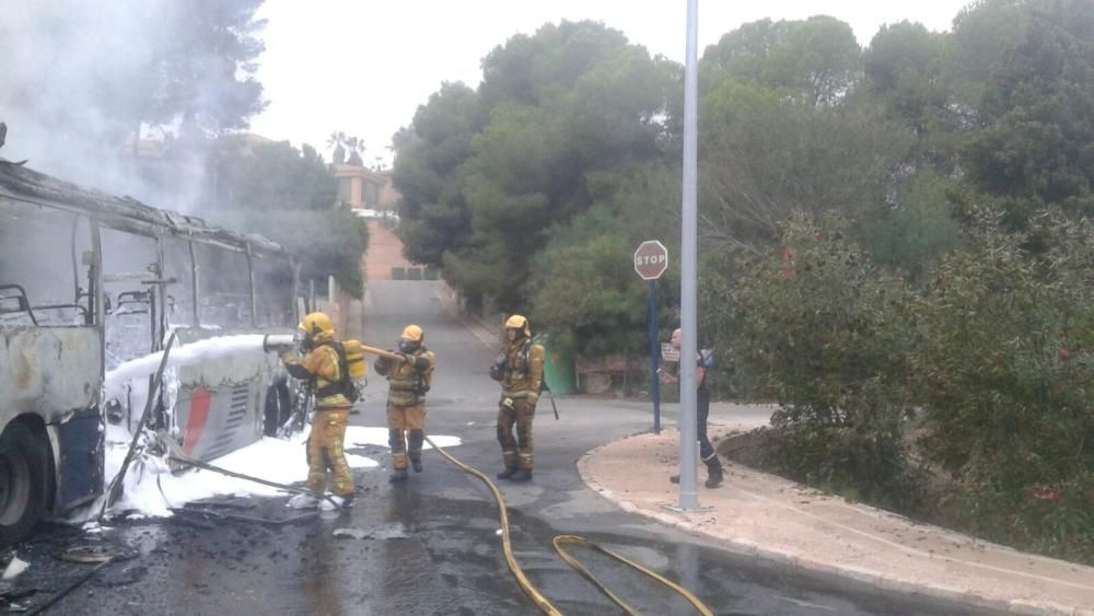 Un autobús arde en Campoamor