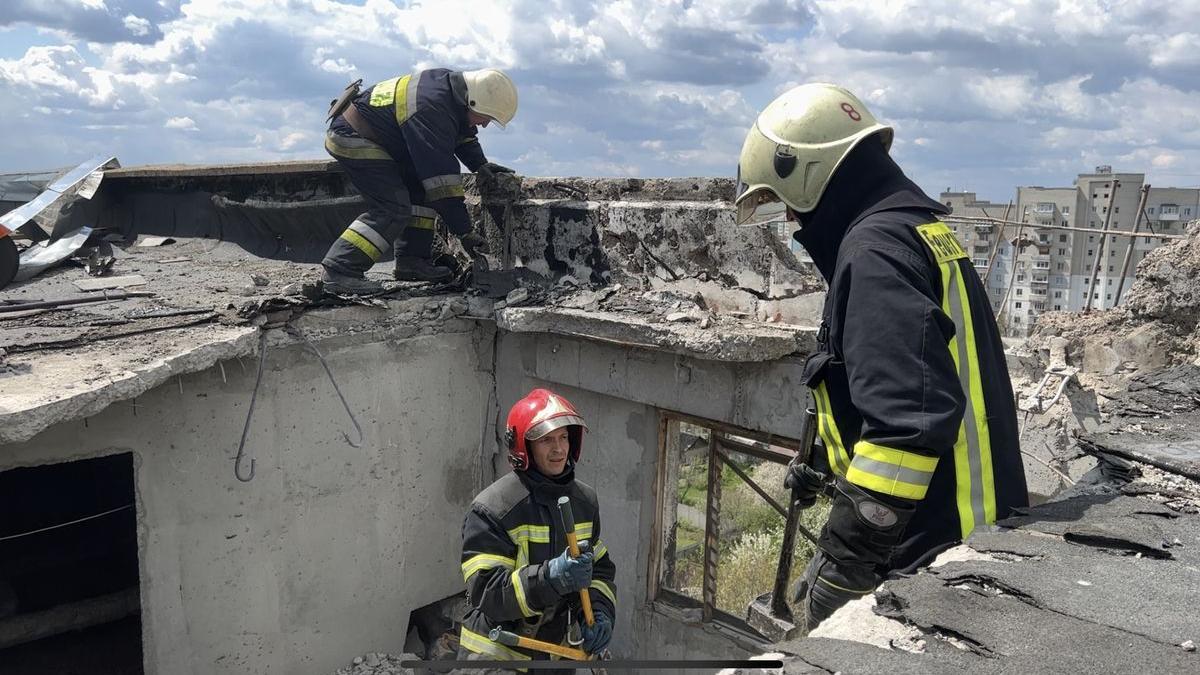 Bomberos en la ciudad ucraniana de Járkov.