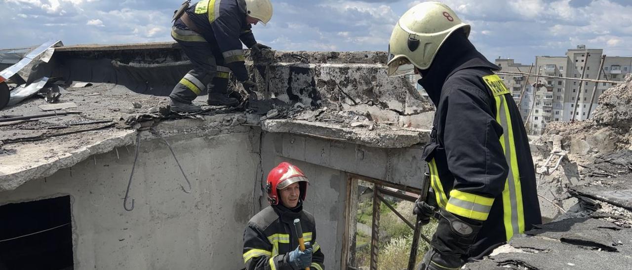 Bomberos en la ciudad ucraniana de Járkov.