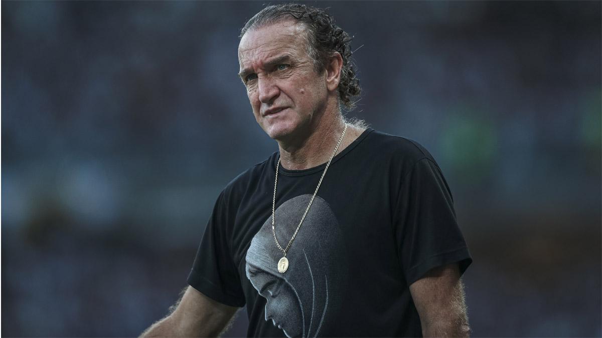 Cuca dirige a su equipo con una camiseta de la Virgen María