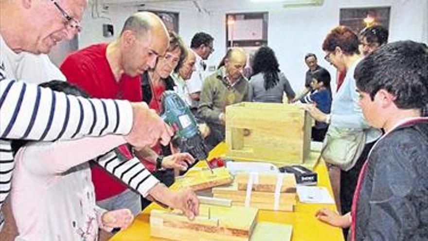 Los vecinos de Benicarló fabrican nidos para aves ‘comemosquitos’