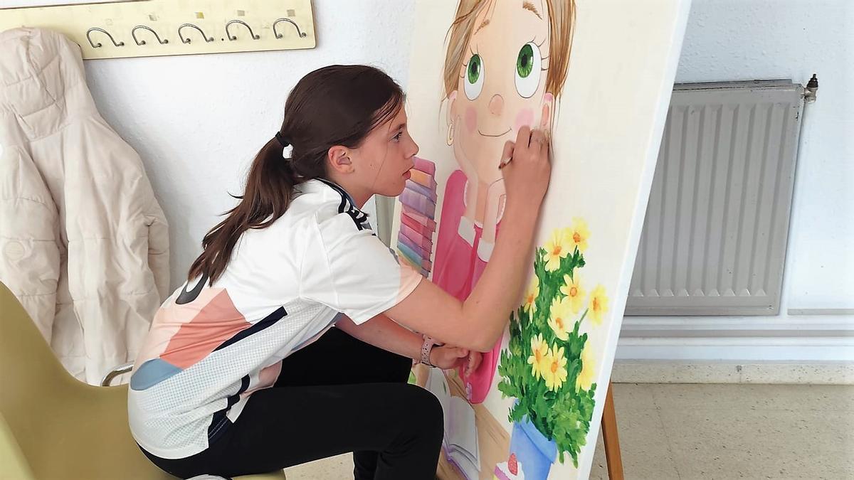 Una de las alumnas de la Escuela de Pintura de Monesterio