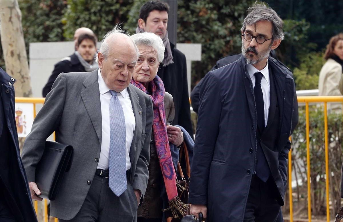 Jordi Pujol y su esposaa, Marta Ferrusola, en compañía de su abogado defensor, Cristobal Martell, tras declarar el 10 de febrero del 2016 en la Audiencia Nacional.