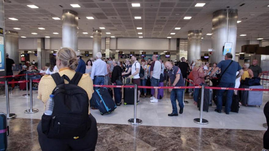 Terminal del aeropuerto Tenerife Sur-Reina Sofía, al que hace días fueron destinados 13 miembros de la Guardia Civil.