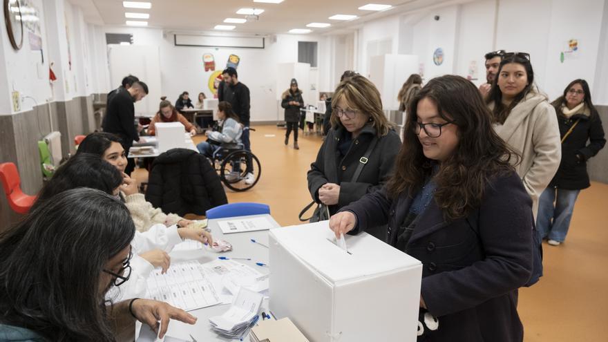 Un Xile esgotat opta per mantenir la Constitució