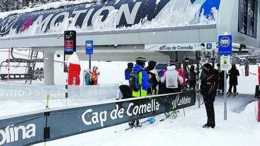 Esquiadors federats dels clubs de la Cerdanya i algun veí local ahir a l&#039;estació de la Molina