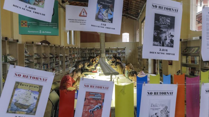 Antigua exposición en la biblioteca de s'Escorxador de los libros no devueltos