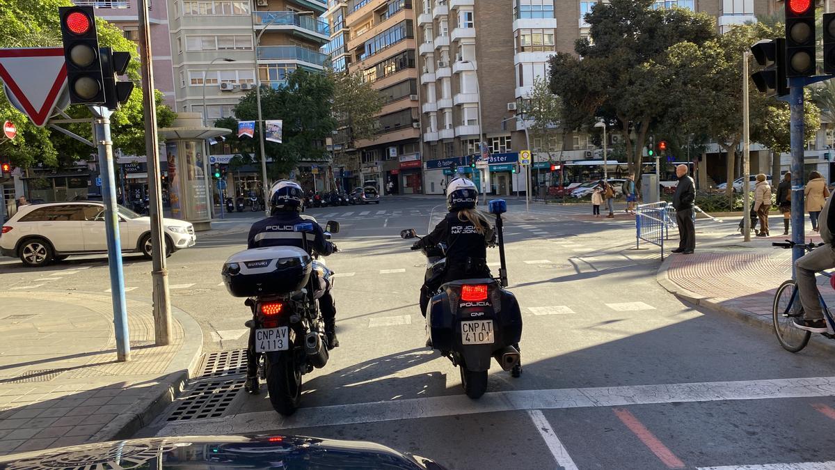 Agentes de la Policía Nacional patrullando en moto por Alicante en una foto de archivo.