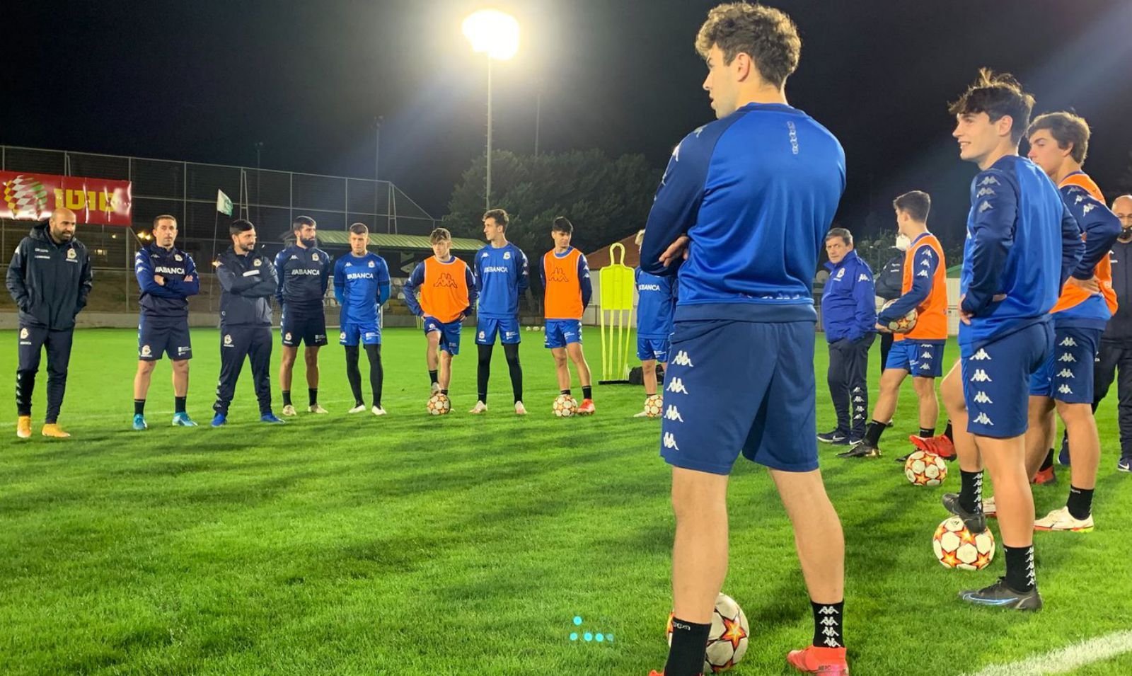 Jugadores, cuerpo técnico y auxiliares, ayer en el entrenamiento en Haifa. |  // RCD