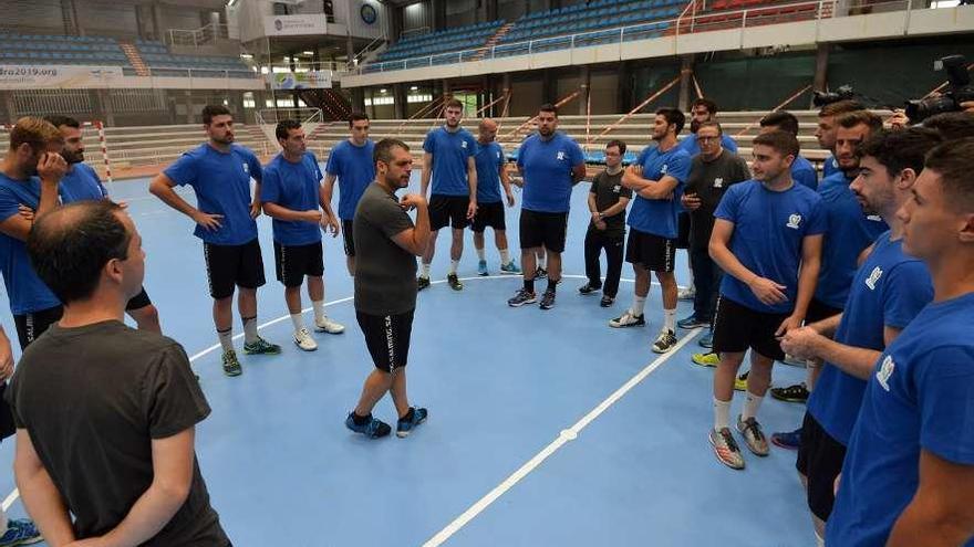 El técnico, Luis Montes, dando una charla durante un entrenamiento del Teucro. // Gustavo Santos