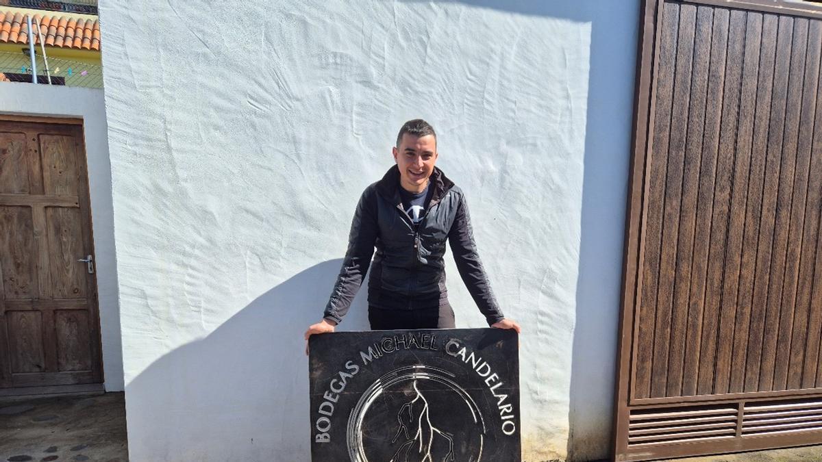 Michael Candelario a la entrada de su bodega.