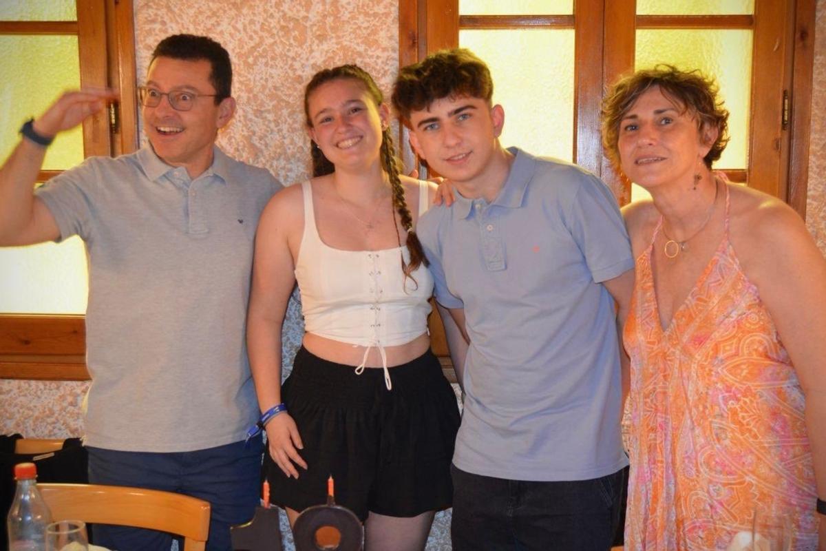 Carles Miñarro con sus hijos y su mujer.
